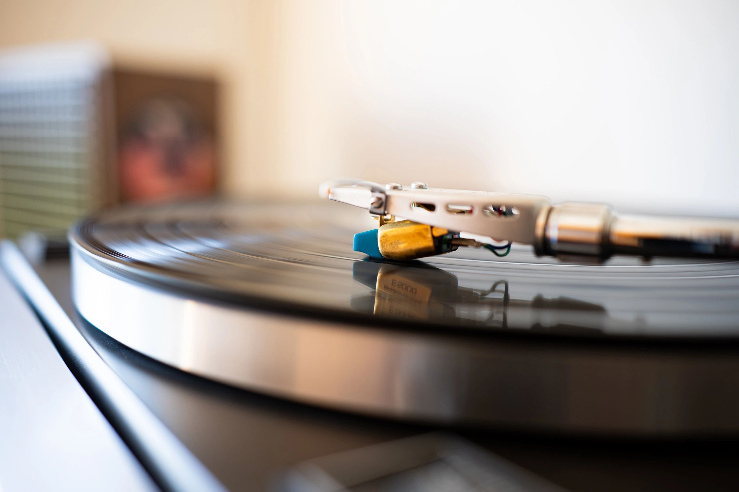 Stylus tracking a vinyl record on a turntable